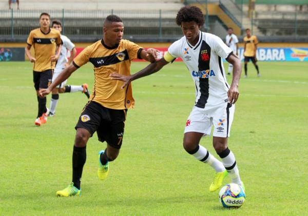 Alan Cardoso protege a bola do zagueiro rival