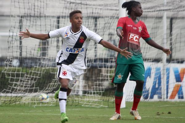 Vinicius comemora gol de empate diante da Portuguesa