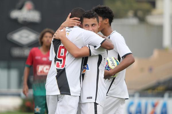 Elber comemora o gol da virada com os companheiros de equipe