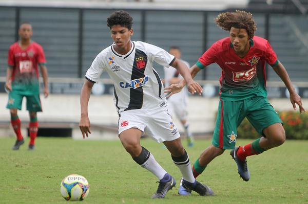 Laranjeira cobrou pnalti com perfeio j no fim da partida