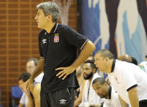 Ded no comando da equipe contra o Pinheiros