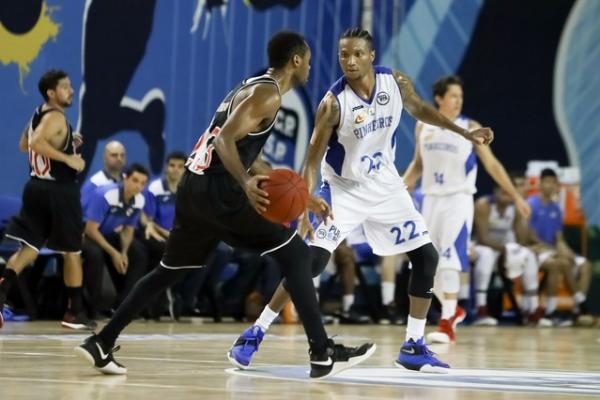 Holloway marca Nezinho durante jogo no Pinheiros