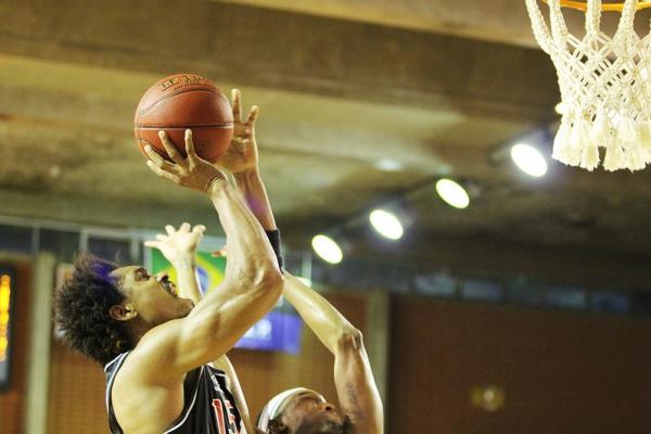 Mrcio tenta enterrada e  marcado de perto por adversrio