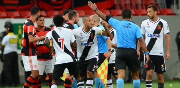 Luis Fabiano, assim como o Vasco, no tem vida fcil nos clssicos e foi expulso contra Fla