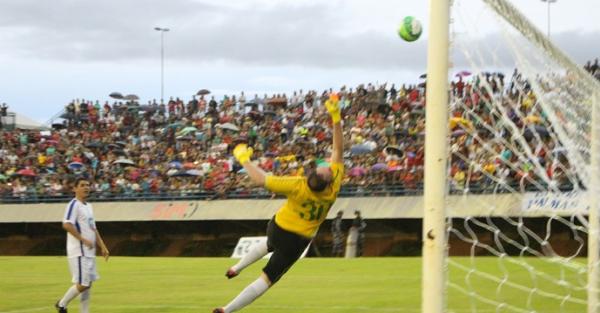 Romrio anotou quatro gols em jogo solidrio em Palmas