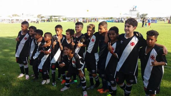 Meninos do Sub-15 aplicaram goleada de 15 a 0 na estreia