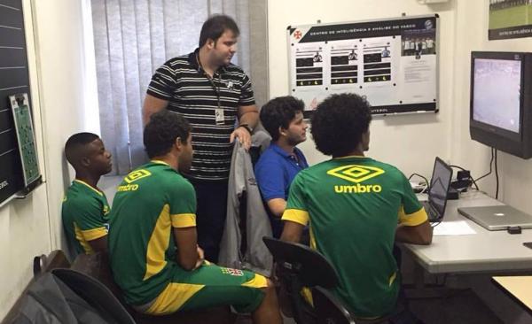 Atletas do sub-20, incluindo Douglas Luiz, analisam partidas em 2016