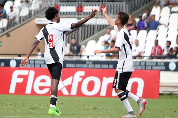 O camisa 7 comemora um de seus gols, diante da Portuguesa, com o atacante Talles Magno