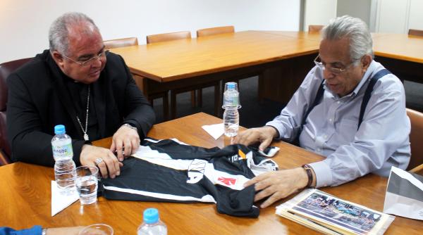 Presidente Eurico Miranda presenteia o arcebispo do Rio de Janeiro com uma camisa do Vasco da Gama