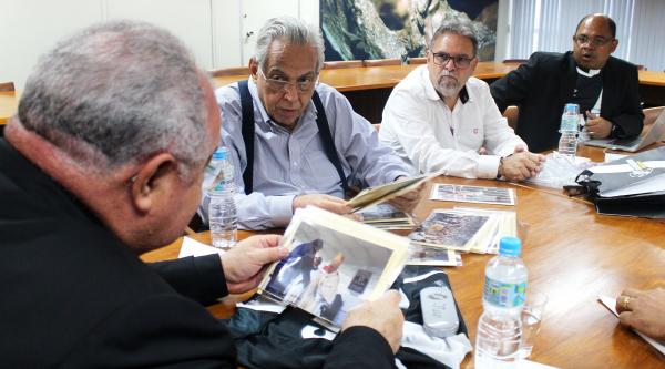 Cardeal dom Orani Tempesta observa fotos da missa realizada no Complexo Esportivo de So Janurio em 1998, ano do centenrio do clube