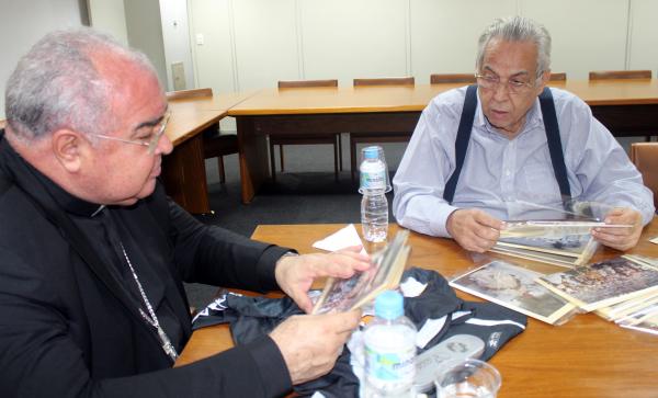 Cardeal dom Orani Tempesta observa fotos da cerimnia realizada em 1998 para comemorar o centenrio do Vasco