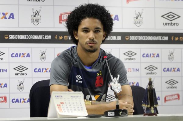Douglas Luiz concedeu entrevista em So Janurio