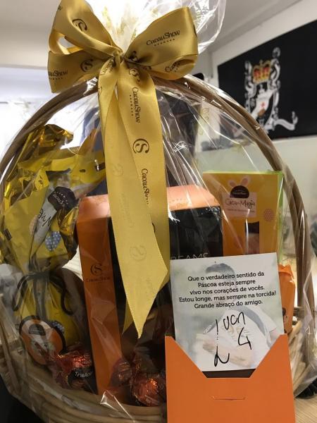 Cesta de chocolate entregue por Luan a funcionrios do Vasco