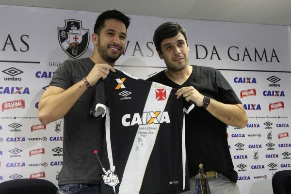 Luan entrega camisa a Euriquinho com os dizeres: 