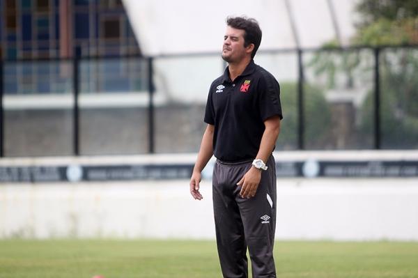 Bruno Almada  beira do campo na partida contra a Portuguesa