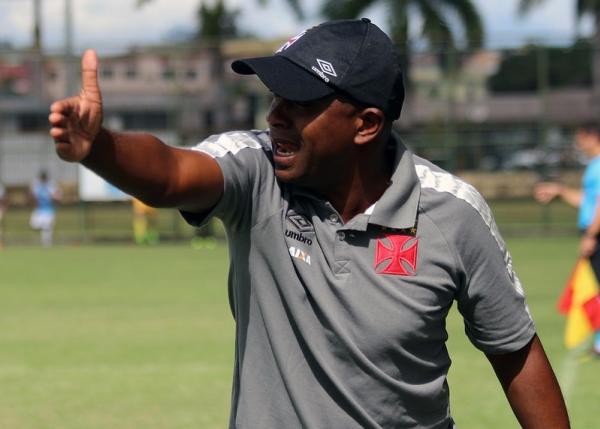 Amilton comanda o time juvenil cruzmaltino