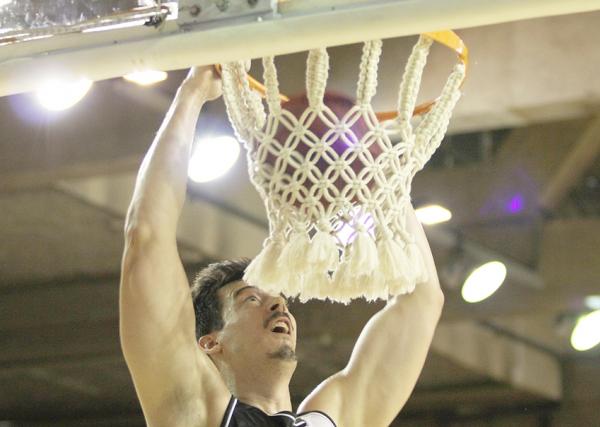 Fiorotto enterra no confronto 3 contra o Pinheiros