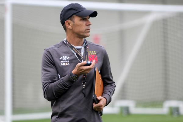 Milton Mendes em treino do Vasco nesta quinta-feir