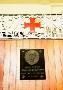 Placa lembra presenas de Vargas na tribuna do estdio