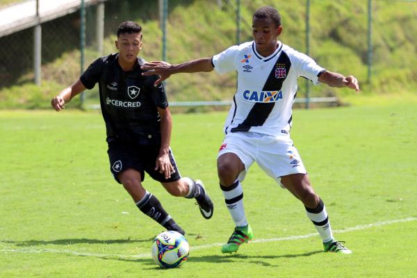 Autor do gol vascano, lber protege a bola no clssico