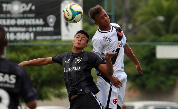 Vincius disputa a bola no ato com defensor do Botafogo
