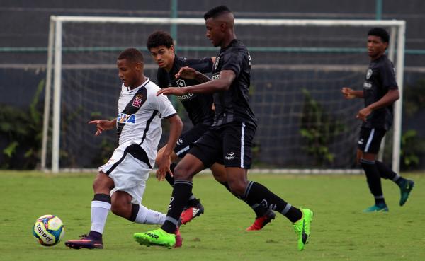 Joo Pedro  perseguido por dois jogadores do Alvinegro