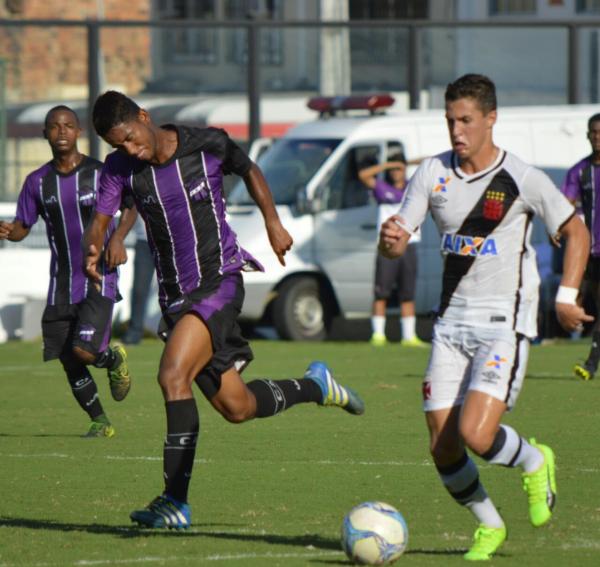 Mateus Vital foi autor de um dos sete gols do Vasco na partida