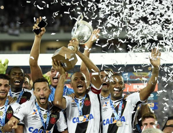 Luis Fabiano ergue a Taa: Vasco  campeo da Taa Rio