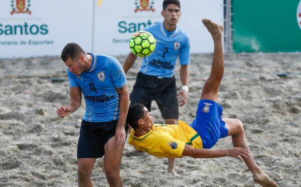 Luco, do Vasco, em jogo contra o Uruguai