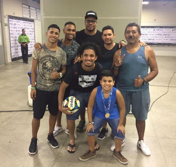 Douglas leva para casa a bola da final da Taa Rio