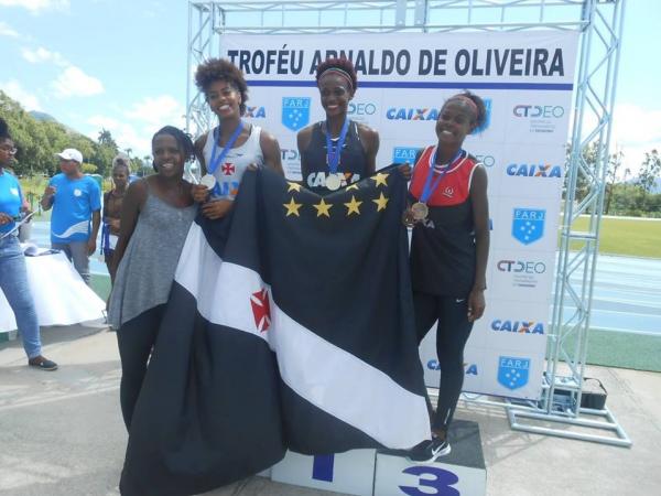 Tcnica Vnia Maria ao lado de Mariana da Costa, segunda colocada no Trofu Arnaldo de Oliveira 