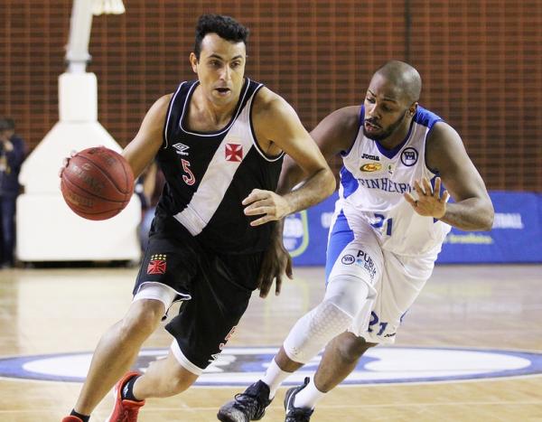 Hlio  marcado de perto por Gustavo