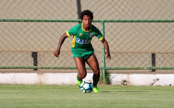 Paulo Vitor durante treino da equipe sub-20