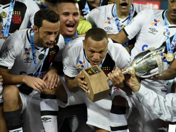 Luis Fabiano comemora primeiro ttulo com a camisa do Vasco