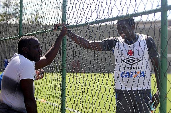 Odvan e Jomar conversam no intervalo do treinamento