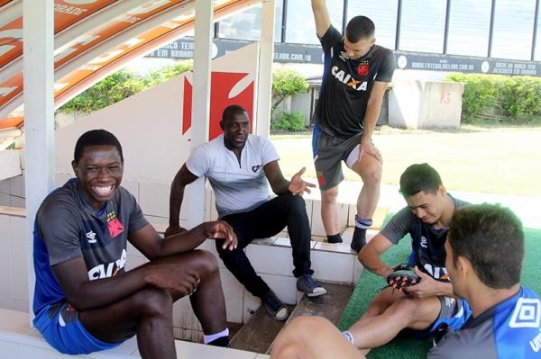 Odvan na resenha com os jogadores aps o treinamento