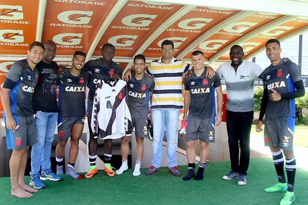 Odvan e amigos posam com jogadores do elenco cruzmaltino