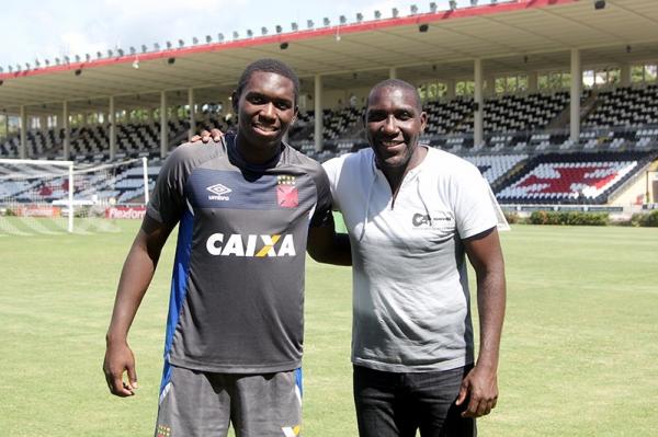 Jomar e Odvan posam para no gramado da Colina