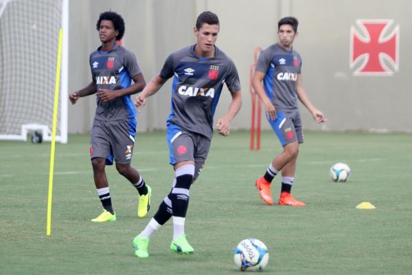Mateus Vital durante treinamento no Campo Anexo