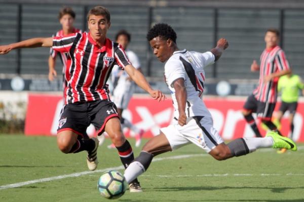Robinho finaliza com perigo durante o primeiro tempo