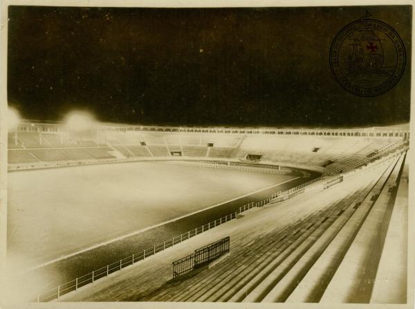 DOURADO: a foto de 1928, com refletores acesos,  um dos primeiros registros de iluminao artificial de So Janurio