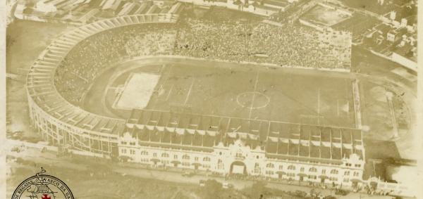 Com a fachada histrica, a vista area do campo do Gigante da Colina