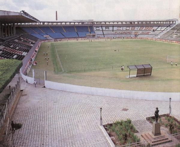 No incio dos anos 1990, o clube retira a pista de atletismo e pe cadeiras azuis na continuao da social, antes da arquibancada
