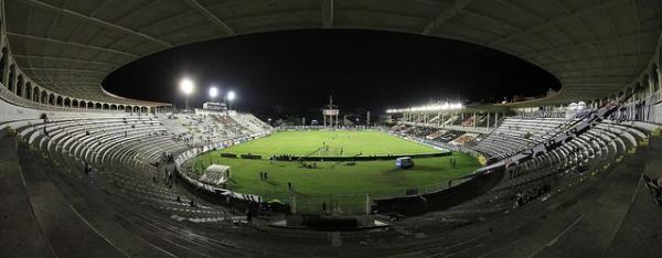 No fim dos anos 1990, nova pintura, em preto e branco, com cruz de malta na arquibancada
