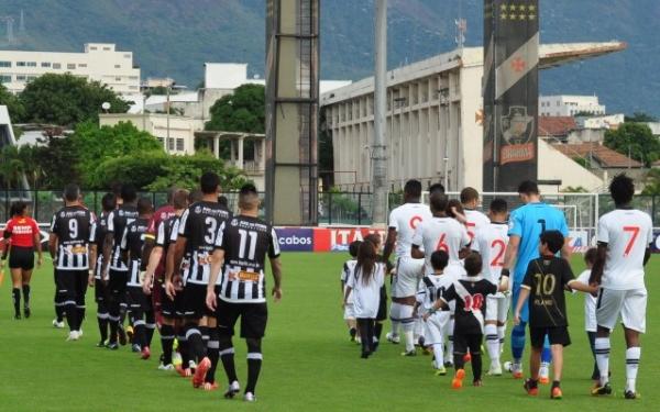 Jogadores de Tupi e Vasco pisam no gramado de São Januário pela Série B