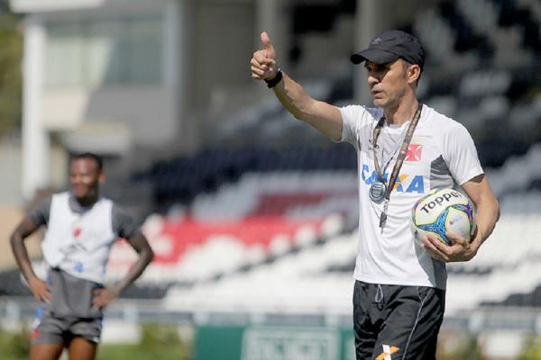 Milton Mendes orienta jogadores em treino do Vasco