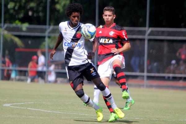 Alan Cardoso disputa a bola com Patrick na Gvea