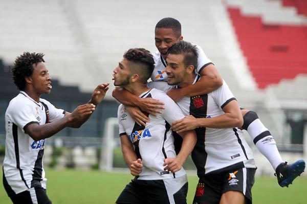 Andrey comemora terceiro gol do Vasco contra o Flamengo