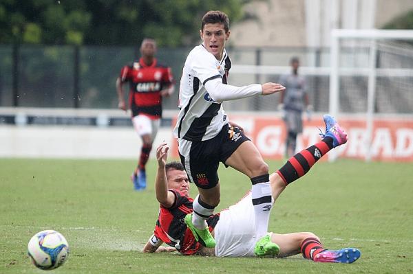 Mateus Vital em ação diante do Flamengo