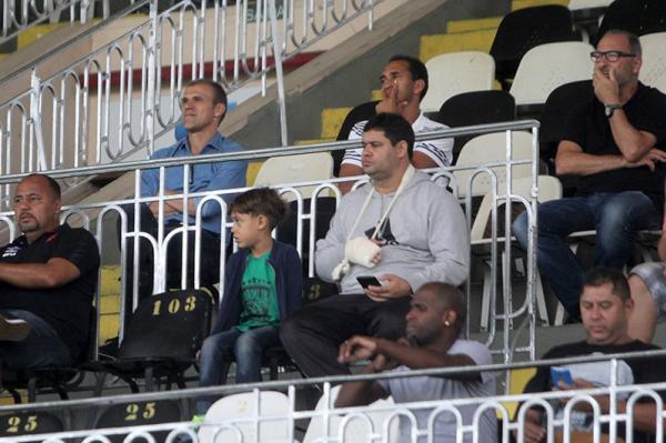 Milton Mendes acompanha partida das sociais ao lado de sua comisso tcnica